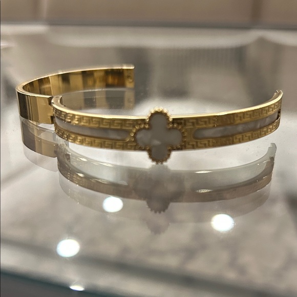 Gold and White Clover Bracelet - Picture 2 of 2